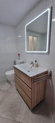 Habitacion Matrimonio a 100 m de la Playa de Poniente