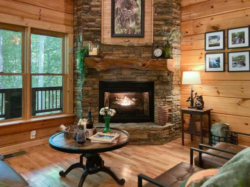 Χώρος καθιστικού στο Cabin Getaway Near Atlanta Slide Deck Hot Tub