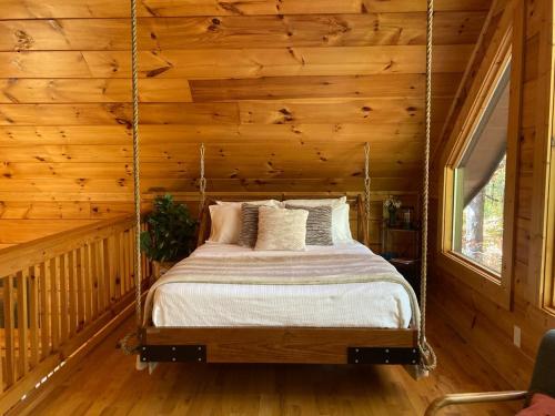 Ένα ή περισσότερα κρεβάτια σε δωμάτιο στο Cabin Getaway Near Atlanta Slide Deck Hot Tub