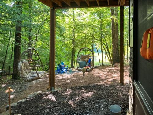 Κήπος έξω από το Cabin Getaway Near Atlanta Slide Deck Hot Tub