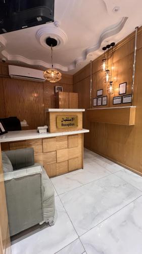 a lobby with a counter and a chair in a room at شقق وافي حائل للشقق المخدومة إقتصادي in Hail