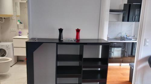 - une cuisine avec un comptoir noir dans une pièce dans l'établissement Very Nice Apartment, à Nice