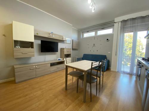 una cucina e una sala da pranzo con tavolo e sedie di Casetta di Renata a Lido di Ostia