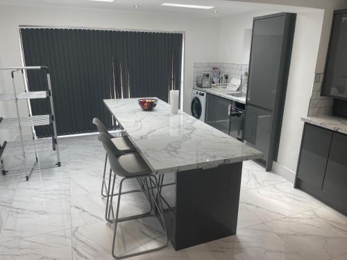 Dapur atau dapur kecil di Your Comfort and Serenity