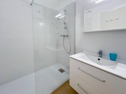 une salle de bain blanche avec une douche et un lavabo dans l'établissement F3 à Palavas, en bord de mer, pour 4 personnes avec grande terrasse - FR-1-559-31, à Palavas-les-Flots