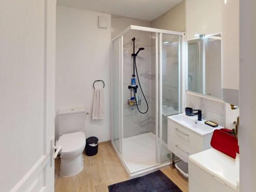 une salle de bain avec une douche, des toilettes et un lavabo dans l'établissement Belle villa climatisée avec piscine et parking au Lavandou - FR-1-308-200, au Lavandou