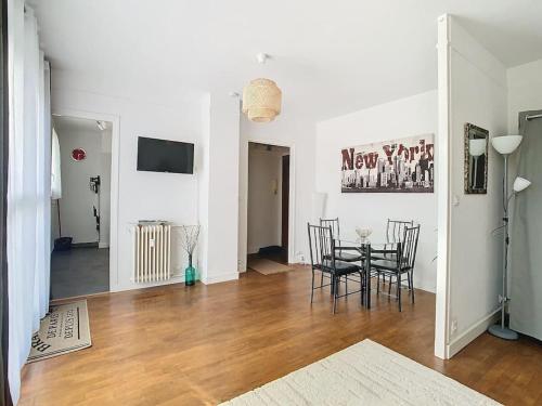 une salle à manger avec une table et des chaises dans l'établissement Appartement à 15 minutes de Paris et Parc Expositions de Villepinte de CDG, à Aulnay-sous-Bois