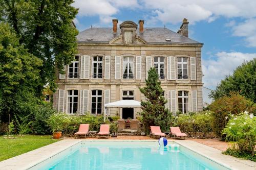 a large house with a swimming pool in front of it at Séminaire,famille,amis,15 couchages, proche plages in Saint-Gervais