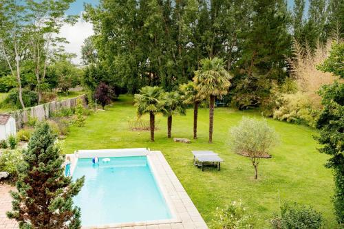 an overhead view of a garden with a swimming pool at Séminaire,famille,amis,15 couchages, proche plages in Saint-Gervais