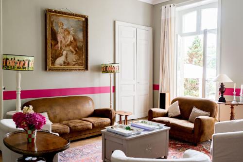 a living room with two couches and a table at Séminaire,famille,amis,15 couchages, proche plages in Saint-Gervais
