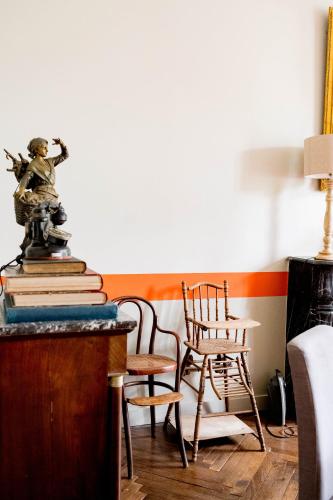 a room with chairs and a statue on top of books at Séminaire,famille,amis,15 couchages, proche plages in Saint-Gervais