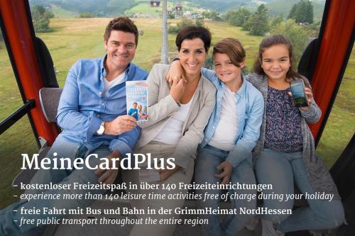 Un cartel de una familia en un tren. en Edelweiss Appartements 'ETTELSBERG' deluxe inkl Wellness-Spa und MeineCardPlus, en Willingen