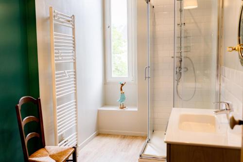 a bathroom with a shower and a sink at Séminaire,famille,amis,15 couchages, proche plages in Saint-Gervais