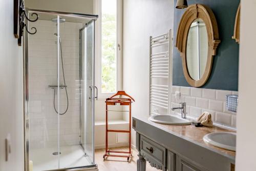 a bathroom with two sinks and a shower at Séminaire,famille,amis,15 couchages, proche plages in Saint-Gervais