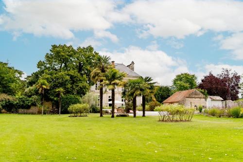 a large house with palm trees in a field at Séminaire,famille,amis,15 couchages, proche plages in Saint-Gervais