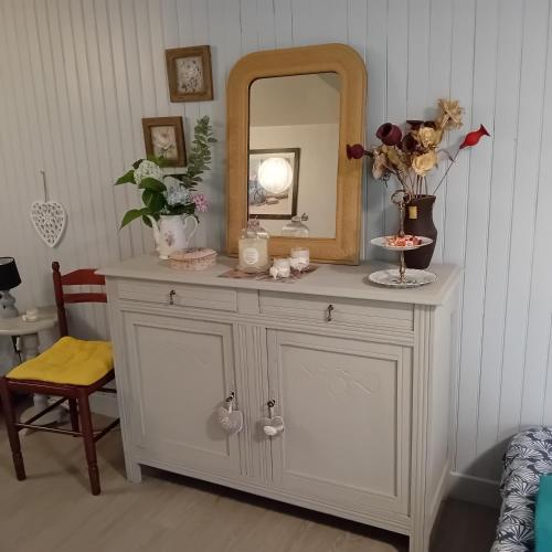- une commode blanche avec un miroir au-dessus dans l'établissement chambre spacieuse idéalement située, à Varetz