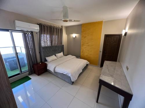 Postel nebo postele na pokoji v ubytování DHA The Terrace Loft 3 Bedrooms AQZ Apartments