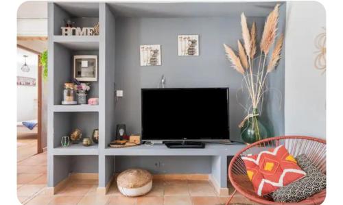 TV a/nebo společenská místnost v ubytování Villa provençale 10 mn des plages