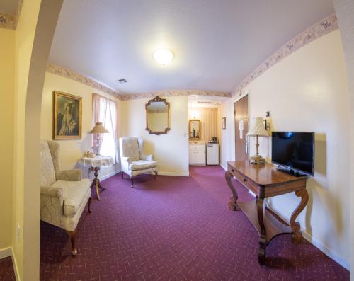 TV a/nebo společenská místnost v ubytování Historic Cary House Hotel