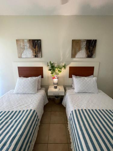 Stylish & Comfortable Condo With Balconiesにあるベッド