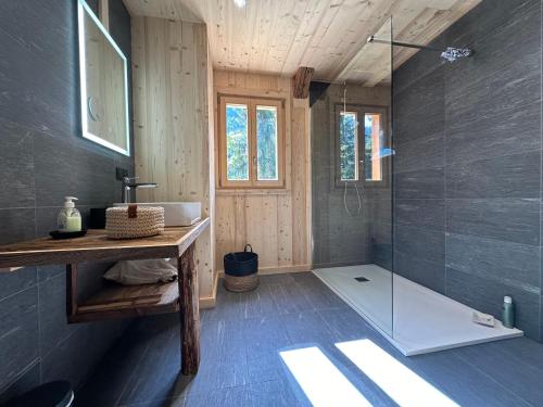 une salle de bain avec une douche avec une porte vitrée dans l'établissement Chalet confortable avec cheminée et terrasse à Samoëns - FR-1-624-5, à Samoëns