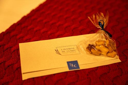 a piece of food in a bag on a red blanket at Lavandas de Cunha Pousada Boutique in Cunha