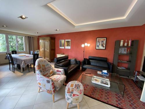 un salon avec un canapé et une table dans l'établissement Maison familiale 100m de la plage 