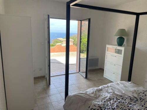 une chambre avec un lit et une vue sur l'océan dans l'établissement Villa Bleu Antheor, à Saint-Raphaël