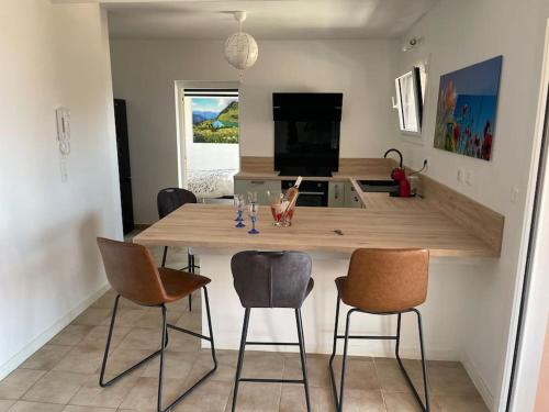une cuisine avec une table et des chaises en bois dans l'établissement Villa Bleu Antheor, à Saint-Raphaël