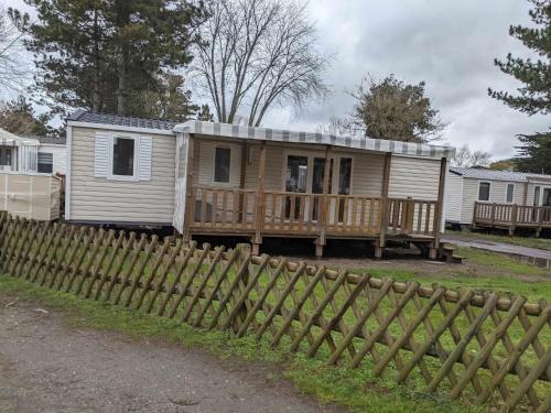 Photo de la galerie de l'établissement Spacieux mobil home 4 chambres 10 personnes Camping 4, à Saint-Jean-de-Monts