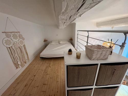 une chambre avec un lit et un bureau dans une pièce dans l'établissement Charmant studio, à Hyères