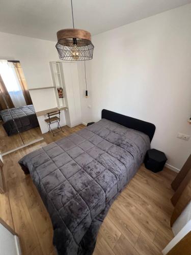 une chambre avec un grand lit dans une pièce dans l'établissement L'azur Elite - T4 proche mer - Terrasse - Parking, à Sète