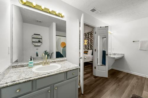 Φωτογραφία από το άλμπουμ του Charming 3BR 2BA Retreat, Cozy σε Decatur