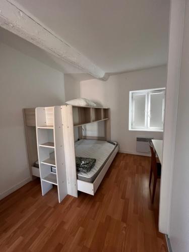 Cette petite chambre dispose de lits superposés et de parquet. dans l'établissement 18 Rue Général Périer, à Nîmes