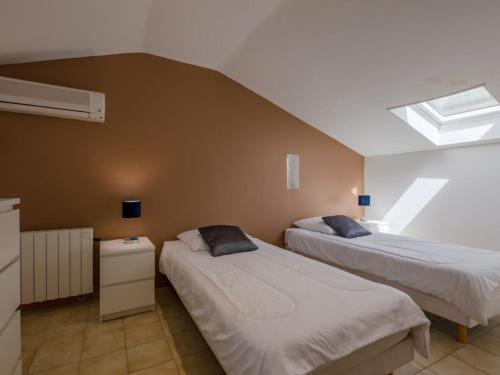 - une chambre mansardée avec 2 lits dans l'établissement Riviera, à Sainte-Maxime