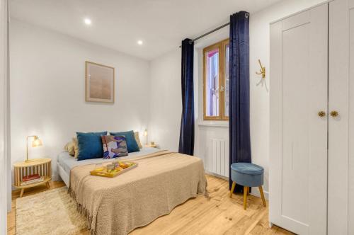 une chambre avec un lit avec un plateau dessus dans l'établissement Le Caraman Bohème - Confort à deux pas du métro, à Toulouse