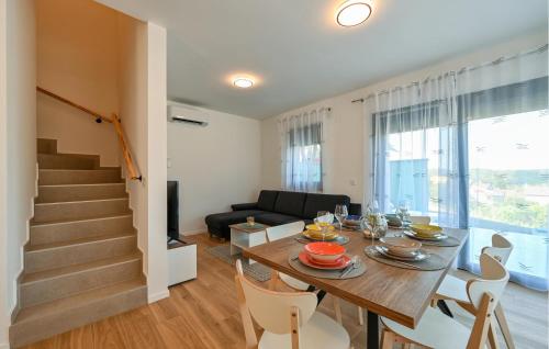 a dining room with a table and chairs and a couch at Pet Friendly Home In Margecan in Gačice