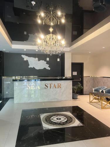 een kamer met een sterrenbeeld en een kroonluchter bij Angisa 72 Sea star in Batoemi