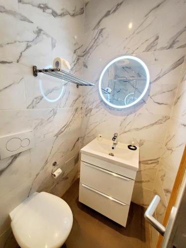 Ένα μπάνιο στο Logis Hôtel Belle Etoile Vichy