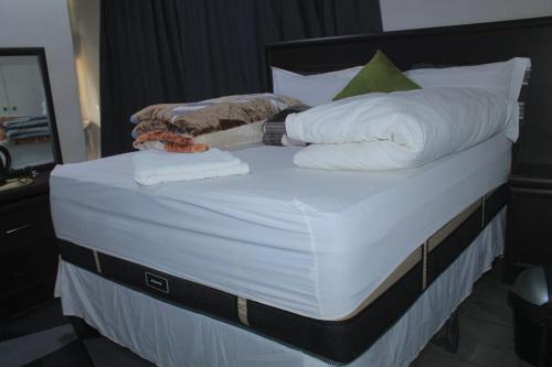 Postel nebo postele na pokoji v ubytování One Love Suites Mokopane