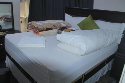 Postel nebo postele na pokoji v ubytování One Love Suites Mokopane