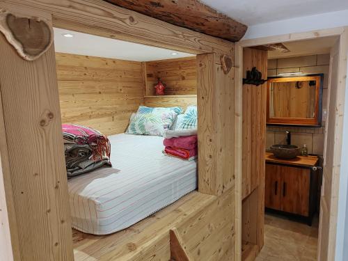 Cette petite chambre comprend un lit dans une cabane en bois. dans l'établissement La petite étoile d'hôtes en Mercantour, à Saint-Dalmas-le-Selvage