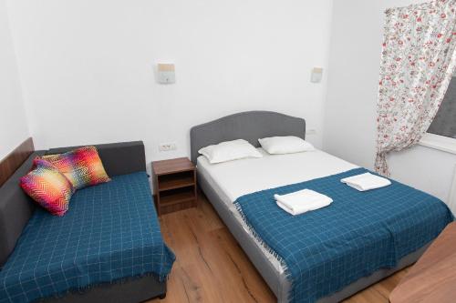 a bedroom with two beds and a table with towels at Casa Ormenisan in Baile Felix