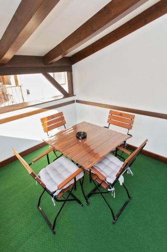 a wooden table and chairs in a room at Casa Ormenisan in Baile Felix