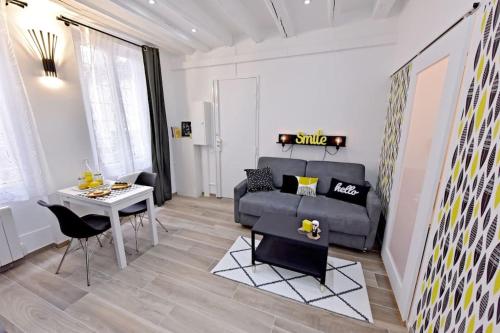 un salon avec un canapé et une table dans l'établissement Cosy studio LEMONADE in Bastille, à Paris