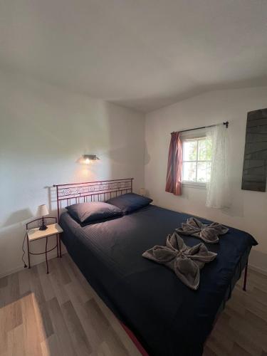 une chambre avec un grand lit avec deux serviettes dessus dans l'établissement La villa De Lina 416 -Self Check In, à Gallargues-le-Montueux