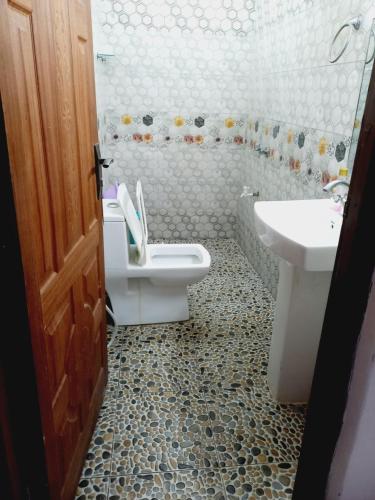 un baño con inodoro y lavabo en Studio at Mombasa, Kisimani, Apt 907, en Mombasa