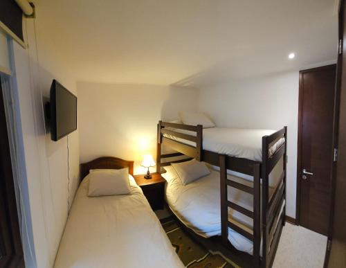 En eller flere senge i et værelse på Departamento Parque Pinares Pucón Playa Privada