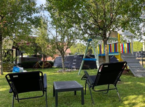 Taman di luar Tetina kuća