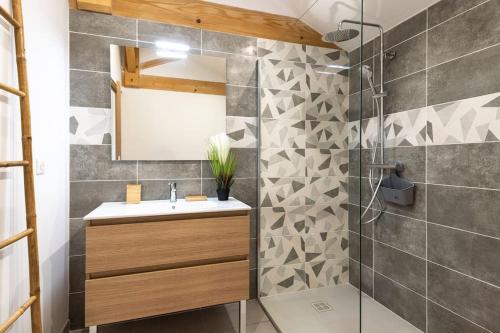 Appartement à 200 m de la plage في ميميزان: حمام مع حوض ودش